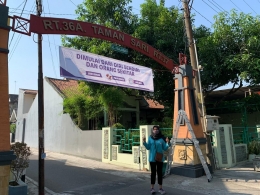 Proses pemasangan MMT himbauan di Gapura Taman Sari Rt 37/15 Kroyo, Karangmalang, Sragen | Dokpri