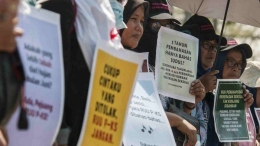    Massa yang tergabung dalam Gerakan Umat Lintas Iman Se-Jawa Barat (Geulis) berunjuk rasa di depan Gedung Sate, Bandung, Jawa Barat, Rabu (25/9/2019). ANTARA FOTO/Novrian Arbi/wsj.