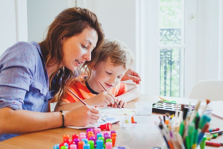 Ilustrasi orangtua mengajarkan anak menggambar (Sumber: www.istockphoto.com via lifestyle.kompas.com)