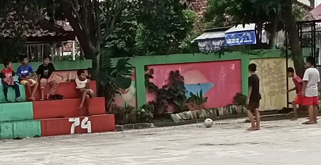 Anak bermain bola bersama temannya (Sumber: Dokumen pribadi)