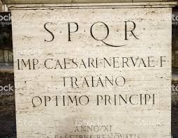 Sebuah Prasasti bertuliskan SPQR. (Foto: Ist).