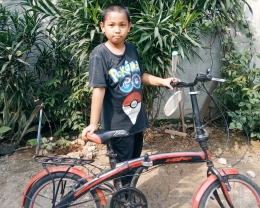 Ilustrasi Anak saya, si bungsu tengah memamerkan sepeda kesayangannya yang baru saja diservis setelah lama jarang dipakai |dokpri (MUIS SUNARYA)