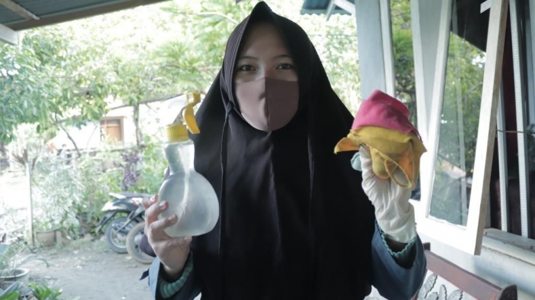 Mahasiswa peserta KKN Mandiri menerapkan cara menggunakan peyemprot disinfektan dengan benar dan tepat, Desa Nakau (29/6)