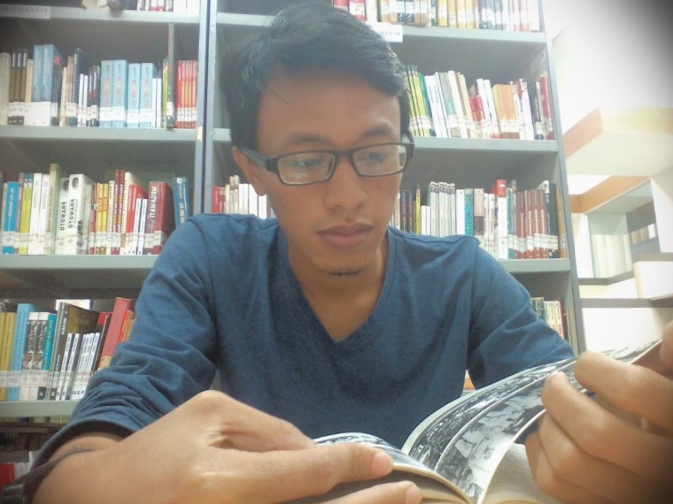 Membaca di perpustakaan (Sumber: Dokumetasi pribadi)
