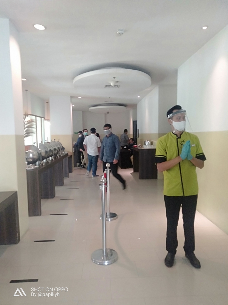 Pegawai yang sigap dengan APD sesuai kebutuhan