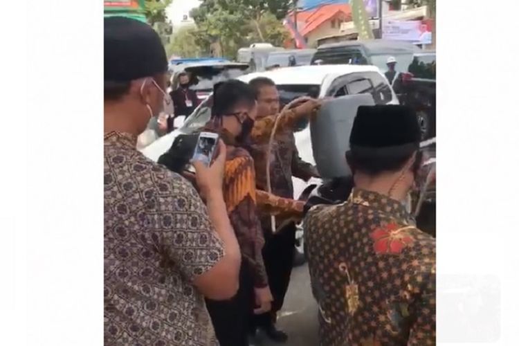 Tangkapan layar video yang memperlihatkan mobil Wakil Presiden diisi bensin pakai jeriken dalam kunjungan kerja di Sukabumi pada Rabu (8/7/2020) I Gambar : via Kompas.com