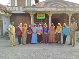 Foto bersama peserta sosialisasi, Kepala Dusun, dan Penyuluh Pertanian Lapang Desa Ngargosoko