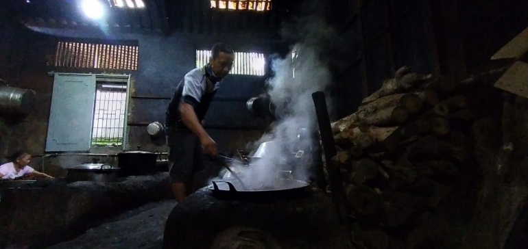 Proses memasak Gule Melung menggunakan tungku/Foto: Lilian Kiki Triwulan