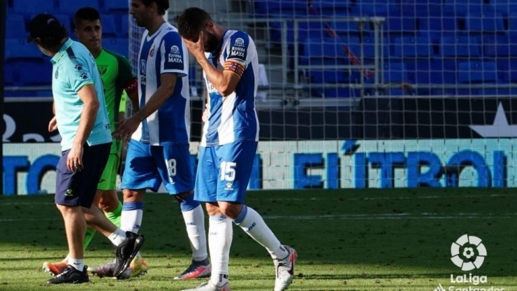 Para pemain Espanyol tertunduk lesu setelah resmi terdegradasi dari La Liga. | foto: La liga via marca.com