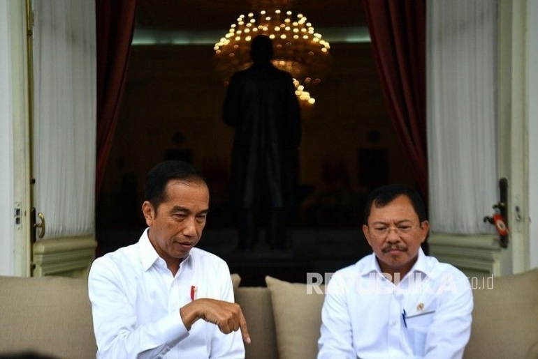 Presiden Joko Widodo dan Menteri Terawan A. P. pada awal masa pandemi Indonesia (Republika, 2020)