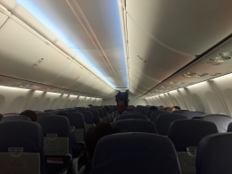 Situasi penumpang dalam pesawat terlihat sepi karena pembatasan jumlah penumpang (dokpri)