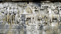 Keterangan Foto : Sang Buddha mencukur Rambut dalam panil di Candi Borobudur (Sumber Foto : travelzaurus.com)