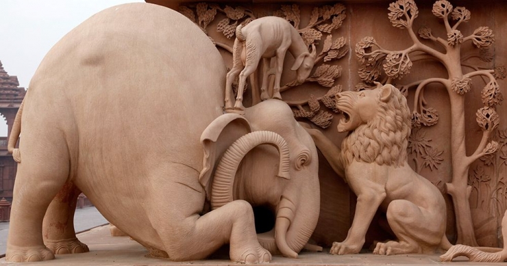 Relief Kambing naik ke punggung gajah atas perintah singa, foto milik akshardham.com