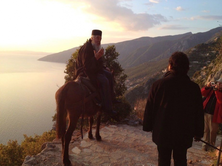 Biarawan masih naik kuda sebagai transportasi di Athos. critic.de).