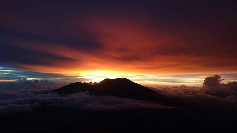 Sunset di atas gunung Singgalang pada waktu lain (dokpri)