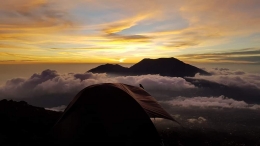Sunset di atas gunung Singgalang dilihat dari belakang tendaku pada suatu hari di masa yang lalu (dokpri)