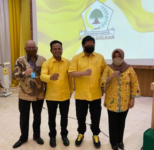 Terima SK-Ny Seri Marawiah (kanan) bersama Agus Tantomo (kiri) foto bersama ketua DPP Partai Golkar dan DPD Partai Golkar Kaltim