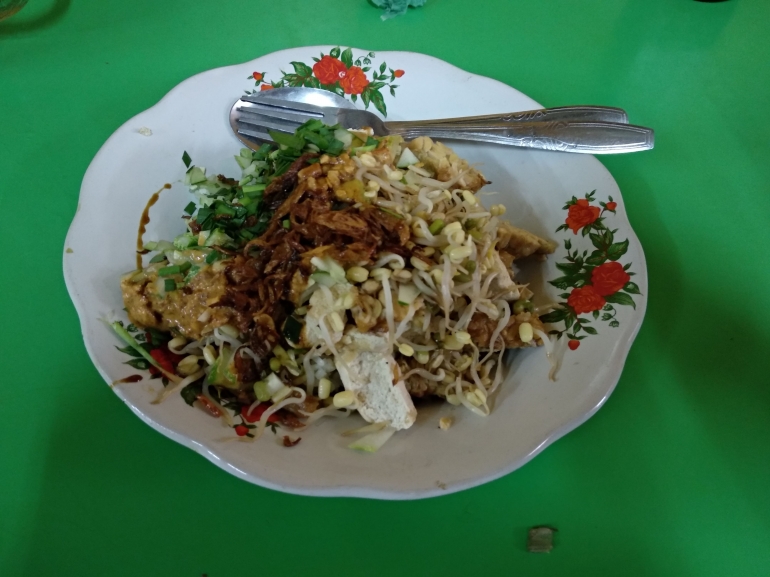 Nasi Lengko, salah satu makanan khas Cirebon (dokpri)