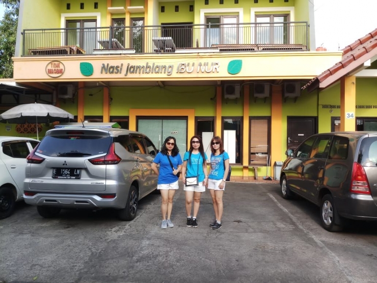 Berpose di depan RM Nasi Jamblang Ibu Nur, kuliner khas Cirebon (dokpri)