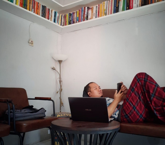Menonton film di youtube ataupun netflix, mendengarkan music di spotify, meeting online via zoom, dan mengirim email adalah sebagian dari aktivitas harian selama WFH yang membutuhkan backup internet kencang, stabil dan kuota berlimpah (sumber: dokpri)