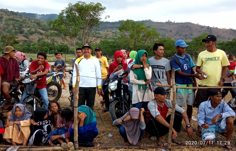 Dokpri. Fadlin, Kades Daha bersama warganya