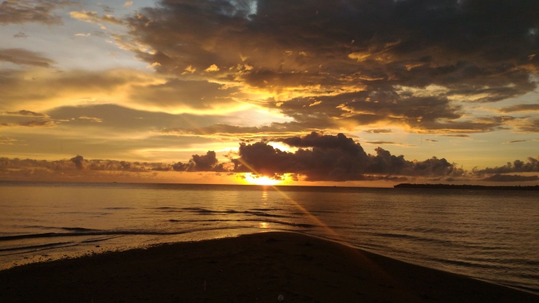 Senja di antara Pulau Wasir dan Pulau Ujir, Kepulauan Aru. Sumber: Dok. Pribadi