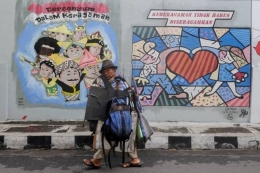 Sebuah mural yang berisi dan membawa pesan damai menghiasi tembok di Lamper Kidul, Kota Semarang, Jawa Tengah, Selasa (7/2/2017). Mural tersebut membawa pesan damai di tengah keberagaman masyarakat yang saat ini rentan dengan isu SARA dari media sosial. (Foto: KOMPAS/P RADITYA MAHENDRA YASA)