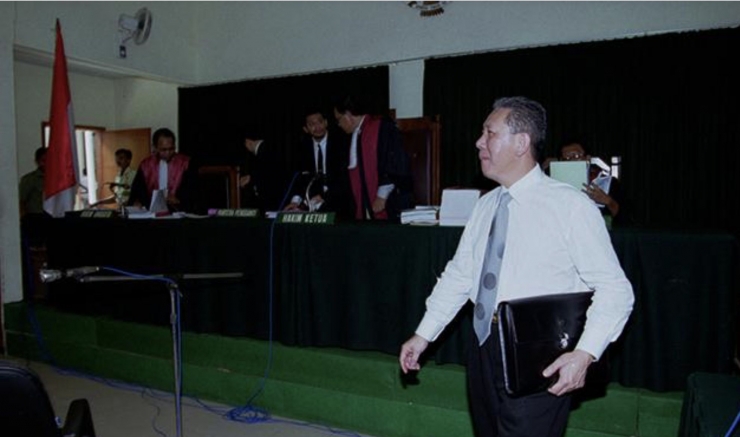 Joko S. Tjandra di ruang sidang Pengadilan Negeri Jakarta Selatan tahun 2000, dalam kasus korupsi Bank Bali -- diolah dari dokumentasi Bernard Chaniago/Tempo, pada Majalah Tempo edisi 11 Juli 2020