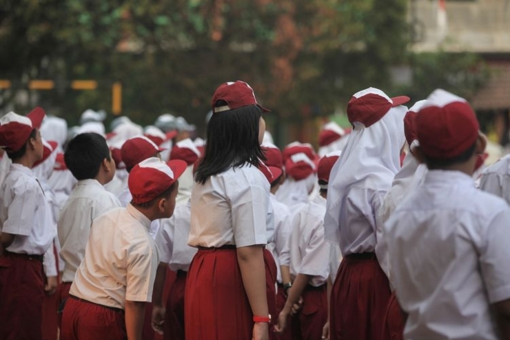 ilustrasi siswa SD tengah upacara. (sumber: shutterstock via kompas.com)