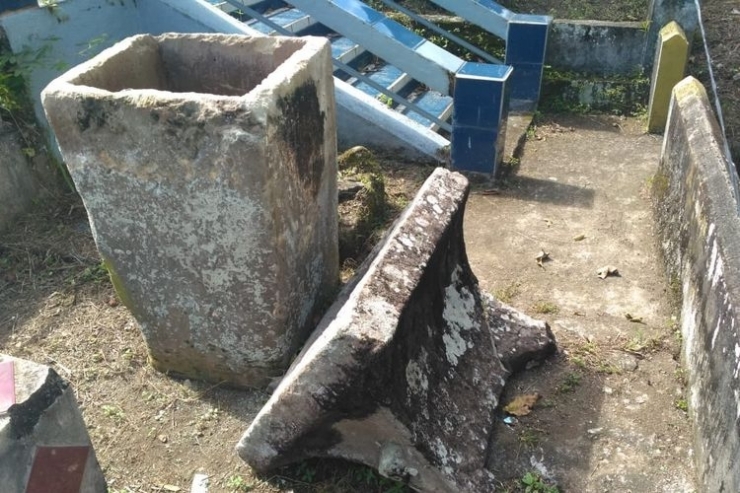 ilustrasi: Kubur batu atau waruga yang dirusak oleh orang tidak dikenal di komplek pekuburan Kaima, Kauditan, Minahasa Utara. (sumber: KOMPAS.COM/BPCB Gorontalo)