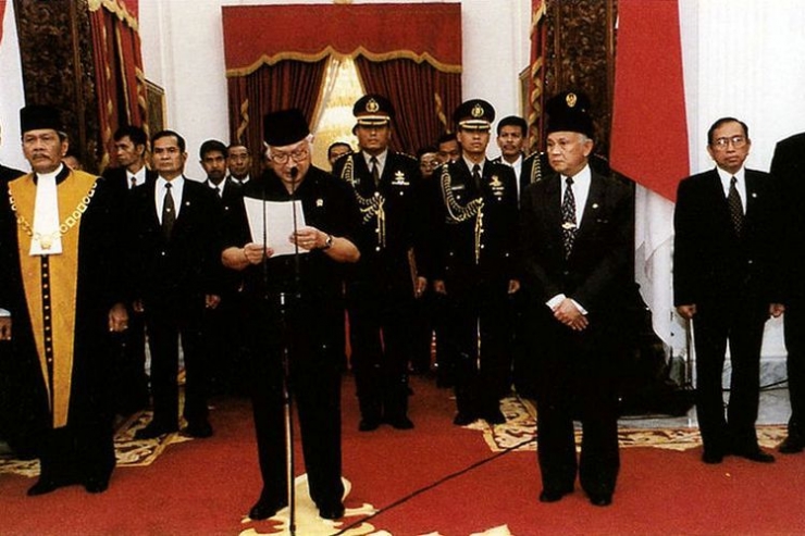 Presiden Soeharto saat mengumumkan pengunduran diri di Istana Merdeka, Jakarta, 21 Mei 1998. (WIkimedia/Creative Commons)