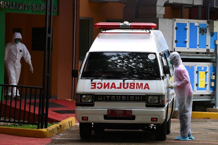 ilustrasi petugas kesehatan dan mobil ambulans. (ANTARA FOTO/SIGID KURNIAWAN)