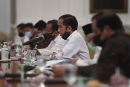 Presiden Joko Widodo (tengah) memimpin rapat kabinet terbatas mengenai percepatan penanganan dampak pandemi COVID-19 di Istana Merdeka, Jakarta, Senin (29/6/2020). ANTARA FOTO/Akbar Nugroho Gumay/Pool/wsj. (ANTARA FOTO/Akbar Nugroho Gumay via KOMPAS.com)