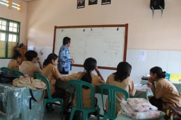 Saat saya mengajar di kelas Olimpiade pada tahun 2019. (Foto: Dokpri).