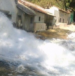 Ket foto: air terjun yang deras melanda bus/dok pribadi