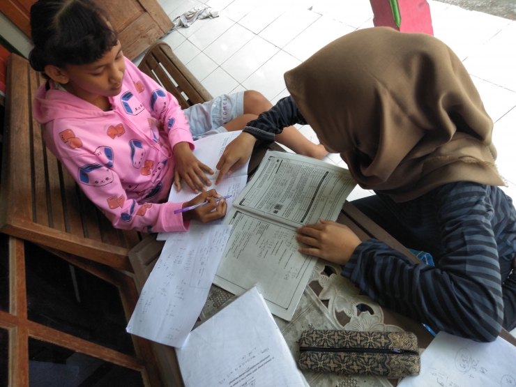 Mahasiswi Program Studi Pendidikan Matematika UNS bernama Canda Aprilia Nurwiyanti membantu kegiatan belajar dari rumah selama pandemi Covid-19/dokpri