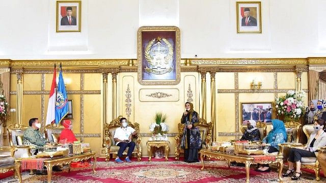 Liestiaty F Nurdin (berdiri di tengah) di Rujab Gubernur SulSel (13/07/20)/istimewa