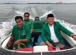 H Gamalis (kanan) saat liburan ke Pulau Derawan, Berau | dokpri