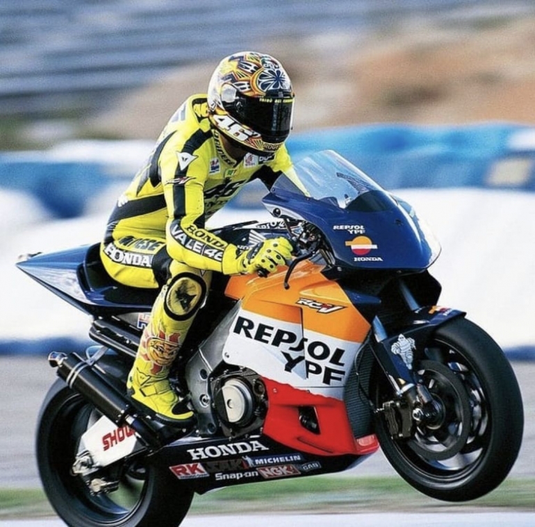 Rossi juara dunia 2003-2004 dengan Team Repsol Honda