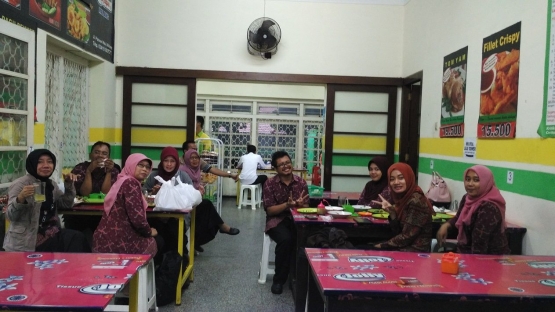 Makan bersama jadi kegiatan utama hari pertama masuk sekolah selepas kegiatan di sekolah berakhir. - Dokumen pribadi