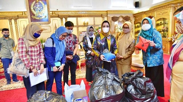 Ketua PKK SulSel (keempat dari kanan) menyerahkan perlengkapan Shalat kepada Relawan Pejuang Pelosok (13/07/20)/dokpri