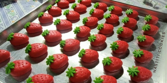 salah satu foto kreasi kue nastar strawberry seorang kawan yang dikirimkan via wa / sumber: nastiti cookies/ika