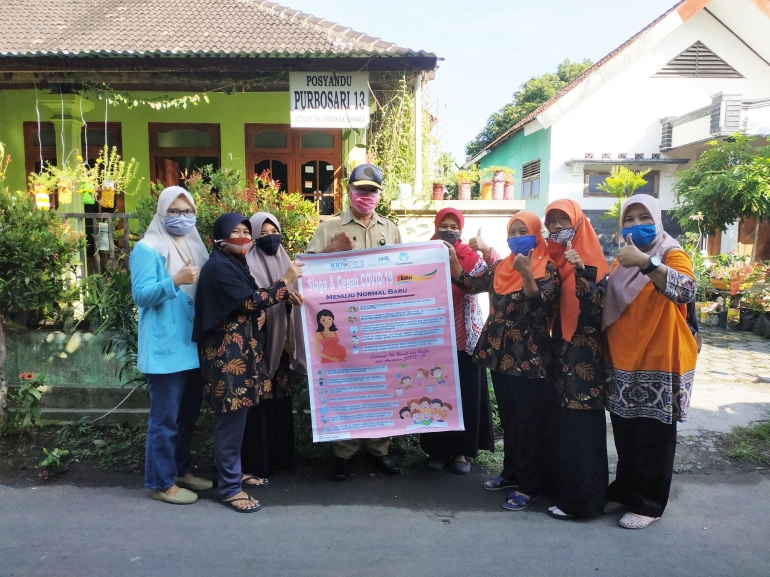 Bersama Bapak Lurah Desa Purbayan, Bapak Budi Sriyanto Menyerahkan Spanduk Siap Siaga dan Cegah COVID-19 Kepada Ibu Kader Posyandu|dokpri