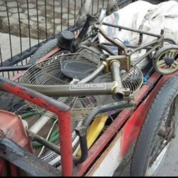 Sebuah foto kerangka sepeda Brompton di gerobak tukang loak yang viral - Sumber Foto: instagram.com @Andi_Dewanto