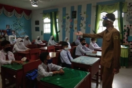 Ilustrasi Hari pertama masuk sekolah pada tahun ajaran baru 2020-2021 di Kabupaten Karimun, Kepulaua Riau (Kepri) yang menerapkan protokol kesehatan. | Sumber: Dokumentasi Dinas Pendidikan Karimun dipublikasi oleh Kompas.com