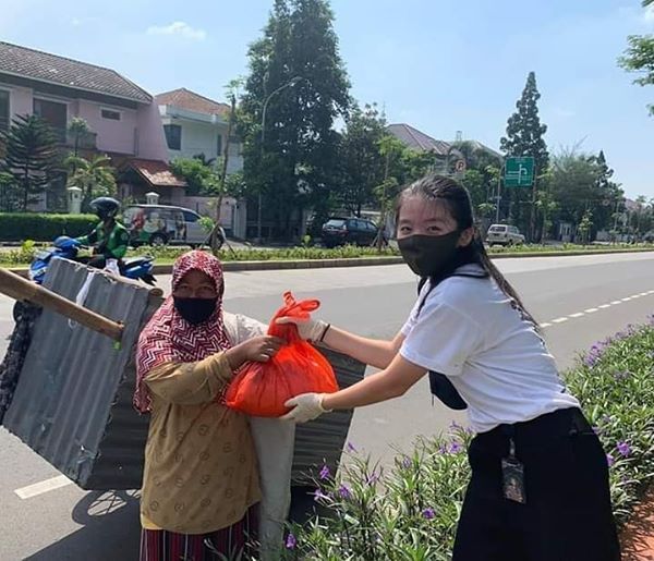 Berbagi kasih kepada sesama ( dok pri )