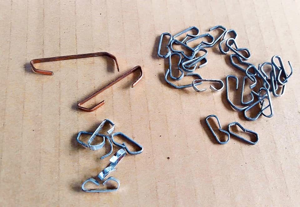 Anak hekter bagian yang perlu disingkirkan dalam proses daur ulang kertas tingkat pertama (Gambar Marahalim Siagian)