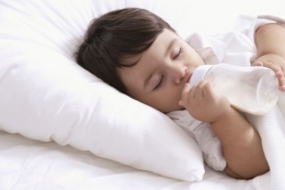 Kebiasaan minum susu botol sebagai pengantar tidur pada anak diatas 12 bulan paling sering menjadi penyebab gigi berlubang pada balita/news.suning.com
