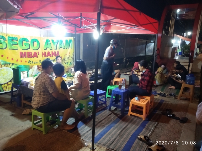 Susana sego ayam sebelah halte bus Islamic Center Semarang (dokpri)