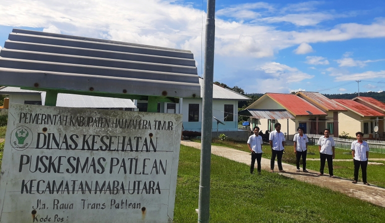 Foto : Tenaga Nusantara Sehat di depan Puskesmas Patlean Halmahera Timur (dokpri).